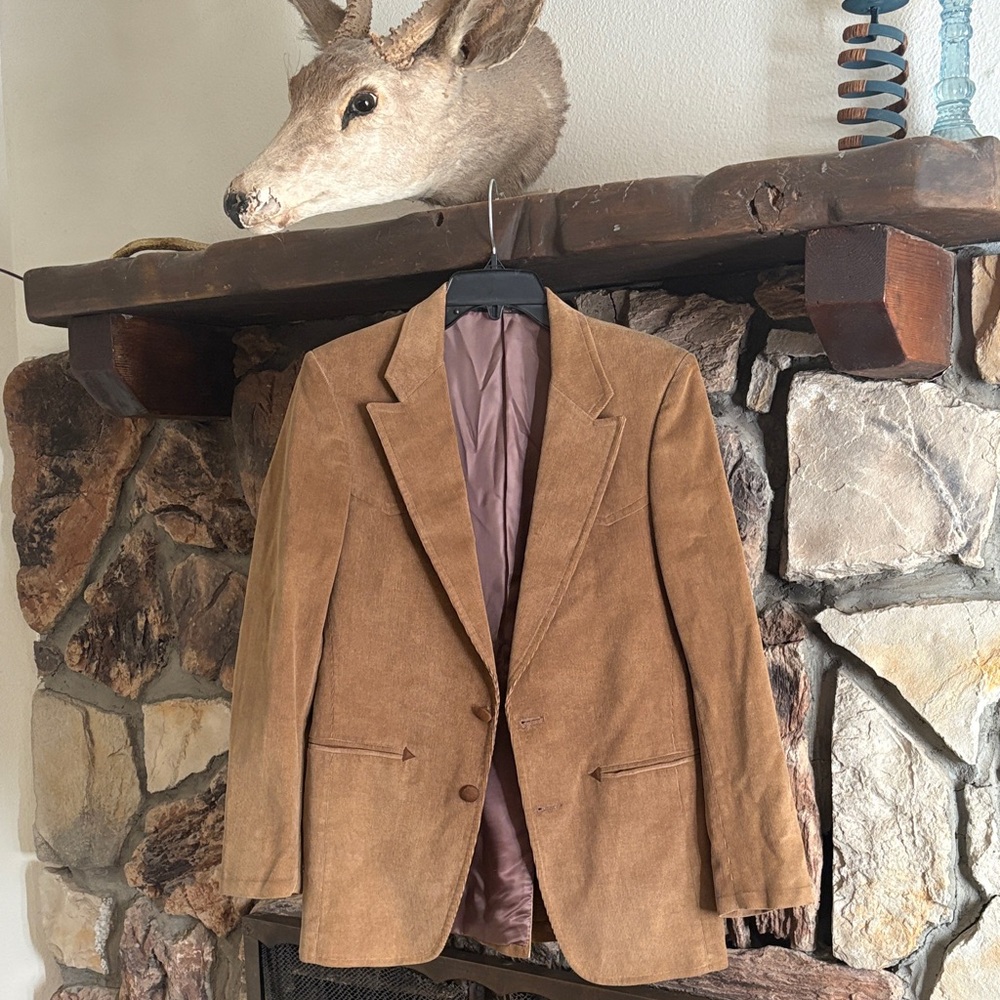 It's a Men's Brown Blazer but a girl who loves vintage wears it 😂